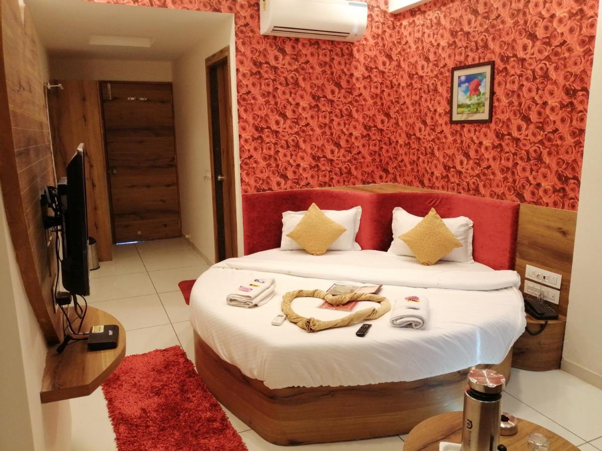 Hotel Golden City Vadodara Exterior photo