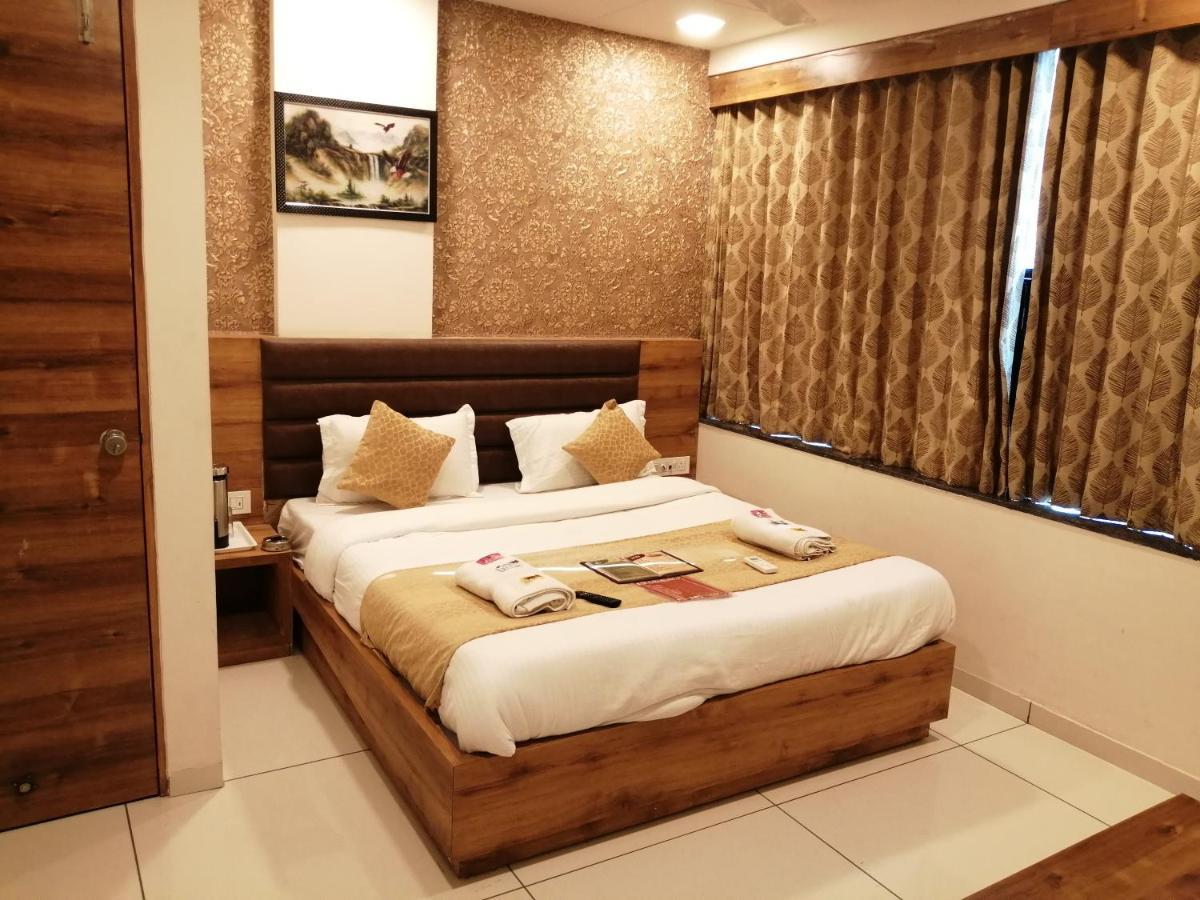 Hotel Golden City Vadodara Exterior photo