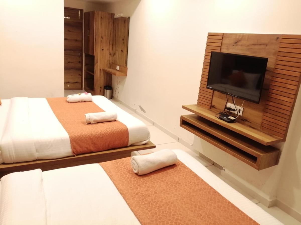 Hotel Golden City Vadodara Exterior photo